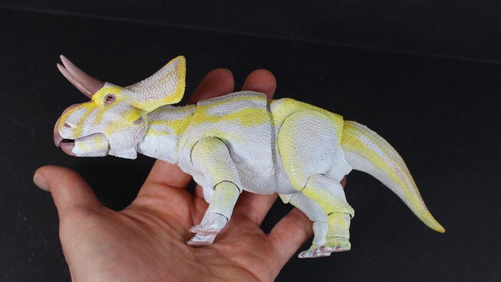 祖尼角龙（白化病版）-可动玩偶