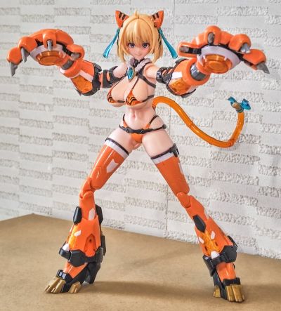 PLAMAX  BP-02 兔女郎服装计划 索菲亚· F· 希琳 老虎装甲