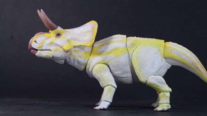 祖尼角龙（白化病版）-可动玩偶