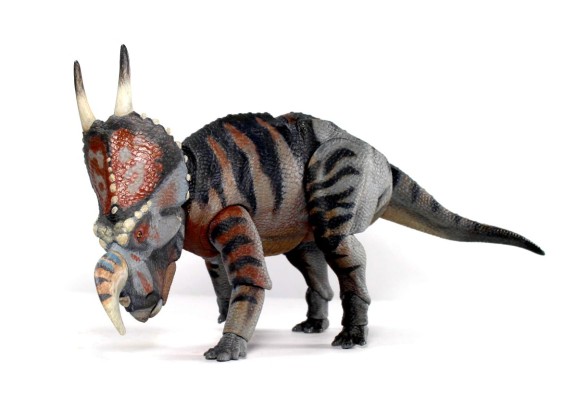 前弯角野牛龙– 1/18可动玩偶