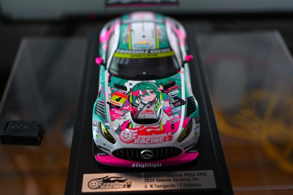 初音未来 GT企划 1/18 GOODSMILE 初音未来 AMG 2025 开幕战