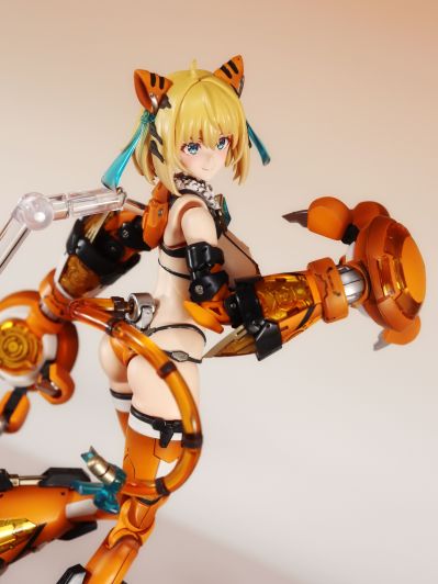 PLAMAX  BP-02 兔女郎服装计划 索菲亚· F· 希琳 老虎装甲