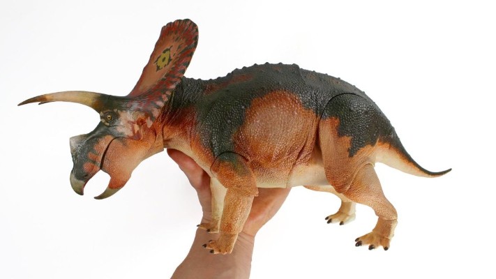 宽牛角龙（粉丝选择）- 1/18可动玩偶