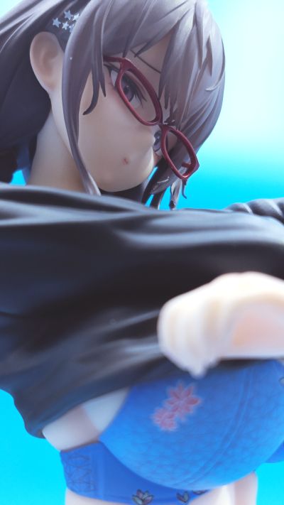 不想上体育课的反差眼镜妹