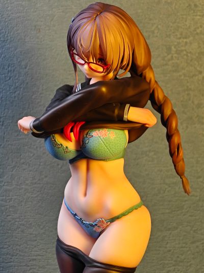 不想上体育课的反差眼镜妹