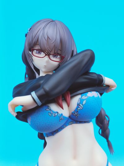 不想上体育课的反差眼镜妹