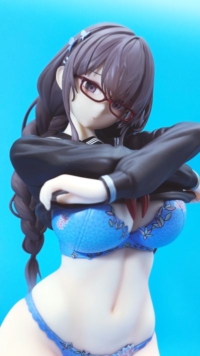 不想上体育课的反差眼镜妹