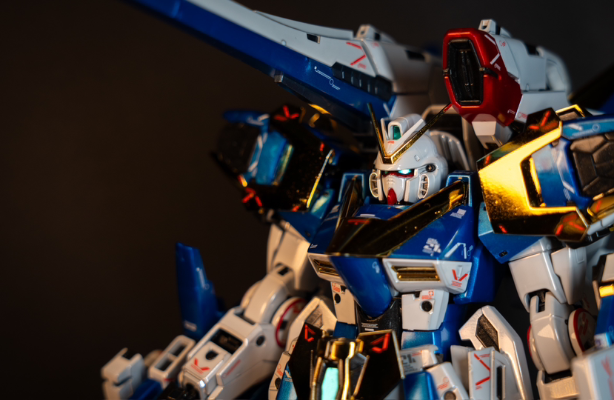 MG  1/100  高达基地限定   V2高达突击爆击型 Ka版  [钛金质感]