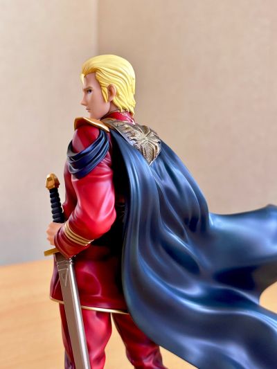 GGG 机动战士高达 逆袭的夏亚 夏亚·阿兹纳布尔 总帅造型