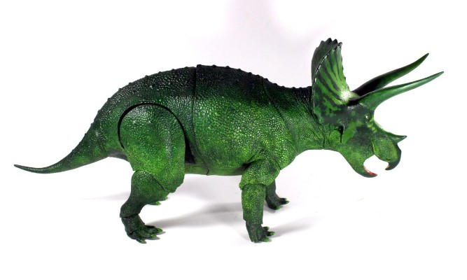 恐怖三角龙 “钢铁角”- 1/18可动玩偶 限量版