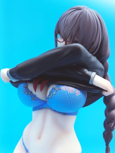 不想上体育课的反差眼镜妹