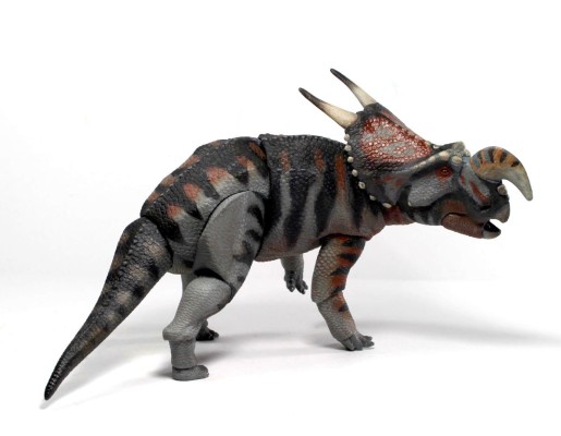 前弯角野牛龙– 1/18可动玩偶