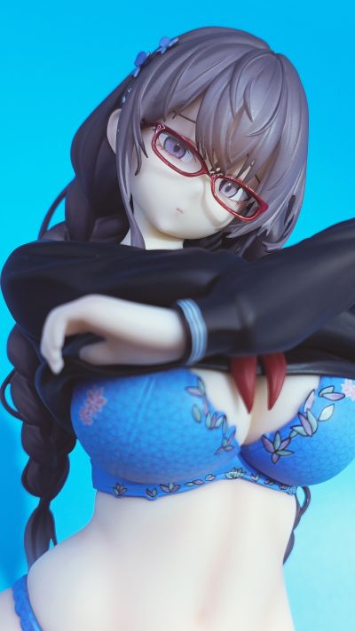 不想上体育课的反差眼镜妹