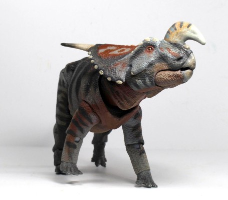 前弯角野牛龙– 1/18可动玩偶
