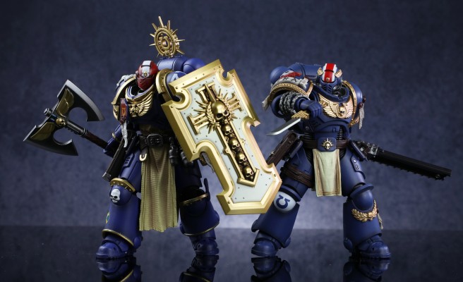 战锤40000 极限战士 梅陶罗斯 配备能量斧，风暴盾和等离子手枪