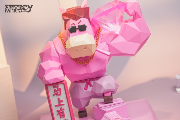 神马东西 马上有钱款 新春红/猛马粉