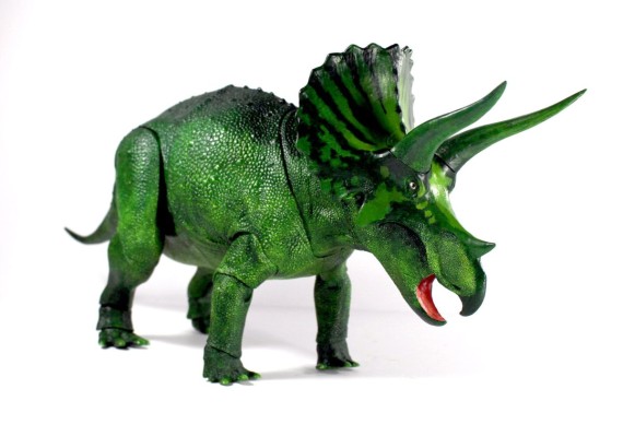 恐怖三角龙 “钢铁角”- 1/18可动玩偶 限量版