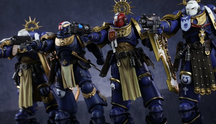 战锤40000 极限战士 梅陶罗斯 配备能量斧，风暴盾和等离子手枪