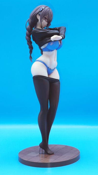 不想上体育课的反差眼镜妹