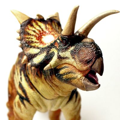 福莫斯特异角龙– 1/18可动玩偶