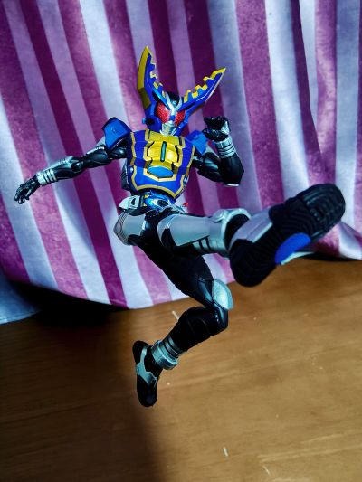 S.H.Figuarts（真骨雕制法）假面骑士钢斗王 超越形态