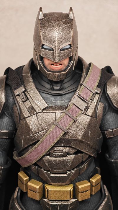 MMS349 蝙蝠侠大战超人：正义黎明 装甲蝙蝠侠 珍藏人偶