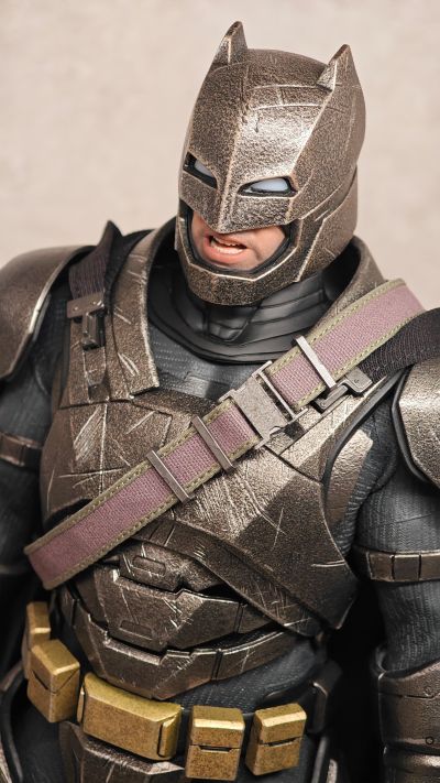 MMS349 蝙蝠侠大战超人：正义黎明 装甲蝙蝠侠 珍藏人偶