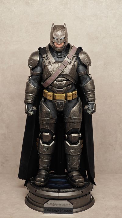 MMS349 蝙蝠侠大战超人：正义黎明 装甲蝙蝠侠 珍藏人偶