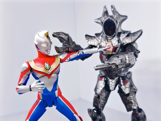 S.H.Figuarts（真骨雕制法） 戴拿奥特曼 闪亮型