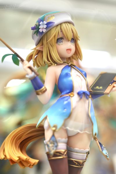 精灵村 村里的老师 莫妮卡