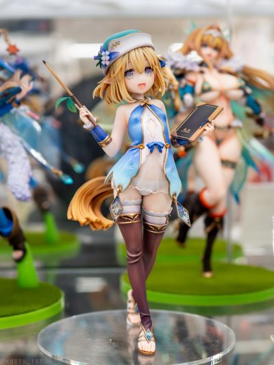 精灵村 村里的老师 莫妮卡