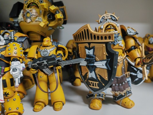 战锤：荷鲁斯之乱 帝国之拳 穿塔尔塔罗斯型终结者盔甲的执政官 配备能量剑和警戒风暴盾