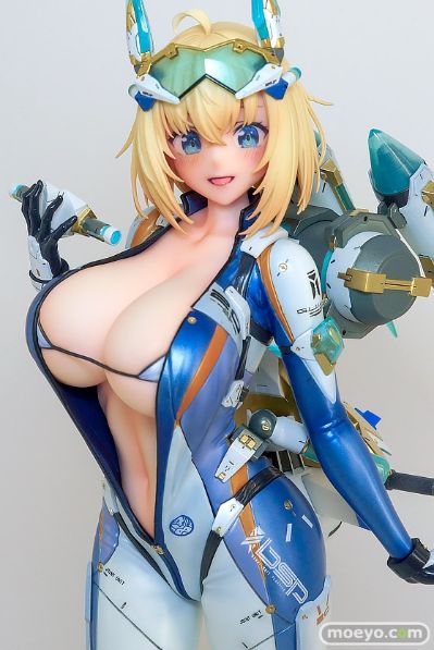 索菲亚· F· 希琳 潜水服