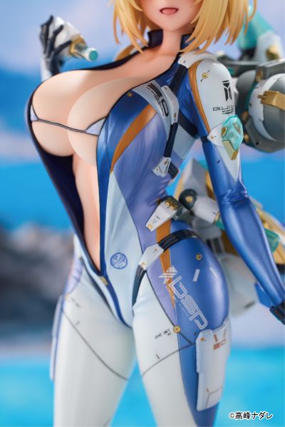 索菲亚· F· 希琳 潜水服
