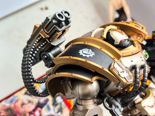 战锤系列 “荷鲁斯之乱” 钢铁勇士 铁环多米塔钢铁级自动战斗机器人 配备卡彻锐型战斗盾和重力破碎锤