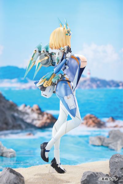 索菲亚· F· 希琳 潜水服