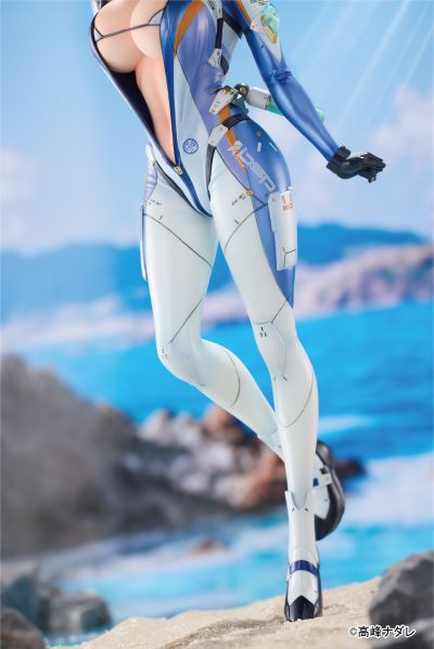 索菲亚· F· 希琳 潜水服