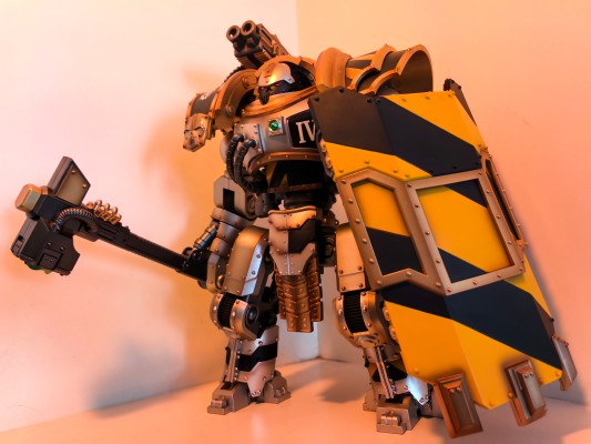 战锤系列 “荷鲁斯之乱” 钢铁勇士 铁环多米塔钢铁级自动战斗机器人 配备卡彻锐型战斗盾和重力破碎锤