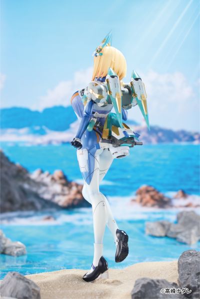 索菲亚· F· 希琳 潜水服