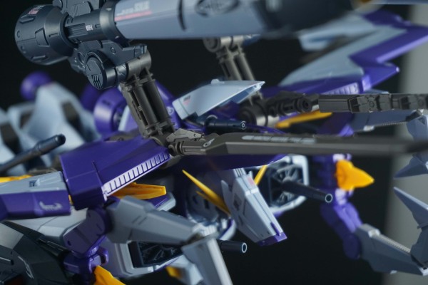 FULL MECHANICS 1/100  进阶型劫掠高达（暂译）