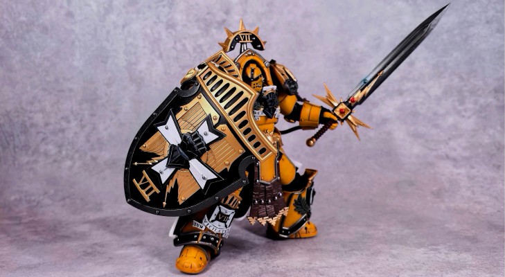 战锤：荷鲁斯之乱 帝国之拳 穿塔尔塔罗斯型终结者盔甲的执政官 配备能量剑和警戒风暴盾