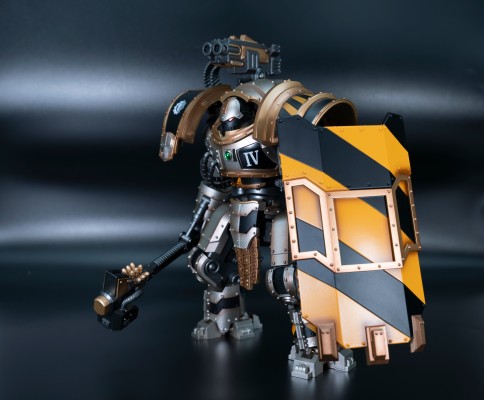 战锤：荷鲁斯之乱 钢铁勇士 铁环多米塔钢铁级自动战斗机器人 配备卡彻锐型战斗盾和重力破碎锤