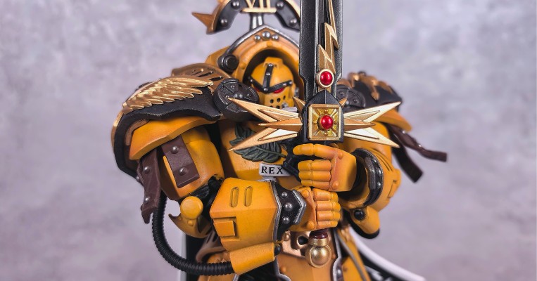 战锤：荷鲁斯之乱 帝国之拳 穿塔尔塔罗斯型终结者盔甲的执政官 配备能量剑和警戒风暴盾