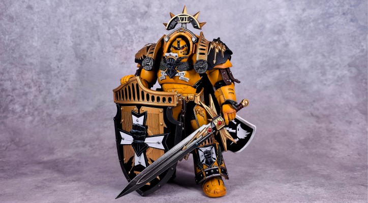 战锤：荷鲁斯之乱 帝国之拳 穿塔尔塔罗斯型终结者盔甲的执政官 配备能量剑和警戒风暴盾