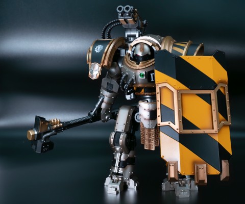 战锤：荷鲁斯之乱 钢铁勇士 铁环多米塔钢铁级自动战斗机器人 配备卡彻锐型战斗盾和重力破碎锤