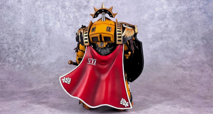 战锤：荷鲁斯之乱 帝国之拳 穿塔尔塔罗斯型终结者盔甲的执政官 配备能量剑和警戒风暴盾