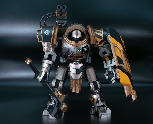 战锤：荷鲁斯之乱 钢铁勇士 铁环多米塔钢铁级自动战斗机器人 配备卡彻锐型战斗盾和重力破碎锤