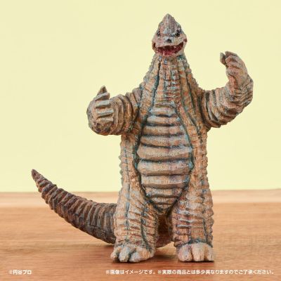 桥本美绪风格的奥特怪兽雕像。03