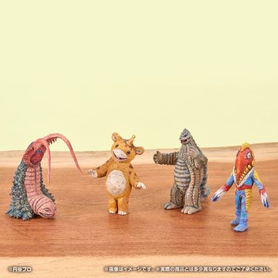 桥本美绪风格的奥特怪兽雕像。03