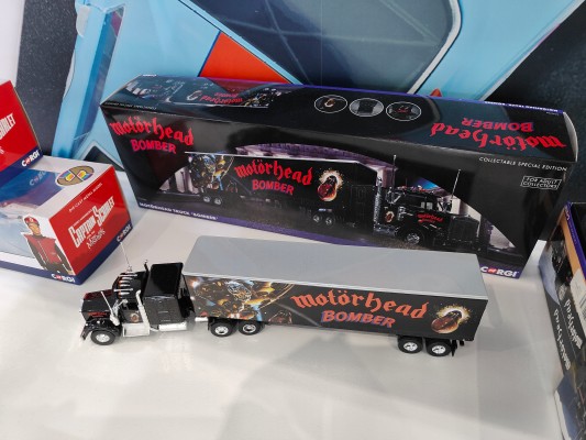 CC557XX 肯沃斯牵引卡车+箱式半挂拖车；摩托头乐队联名涂装